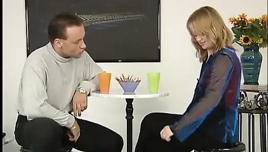 Seksi sarışın canavar bir yarağı emiyor ve sonra tıraşlı amına sokuyor