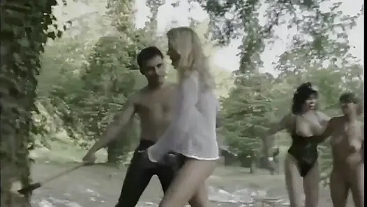 Lezbiyen Üçlü, Ormanda Bir Orgiye Dönüşür