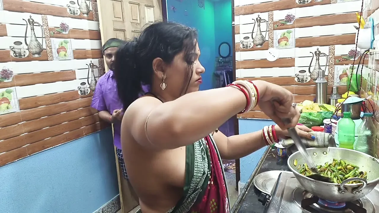 Sexy tamil aunty hot romance and fucking in kitchen ! Desi tamil aunty Sex video