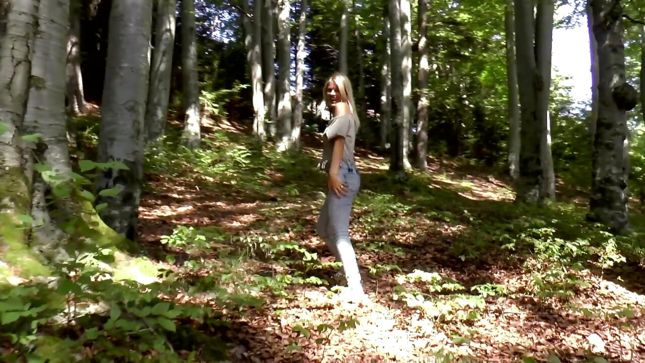 Ερασιτεχνικό νεαρό ζευγάρι λατρεύει το υπαίθριο γαμήσι στο δάσος