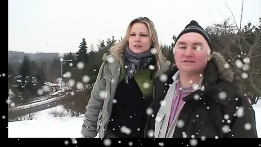 Старик трахает милфу на улице и кончает в рот молодой девушке