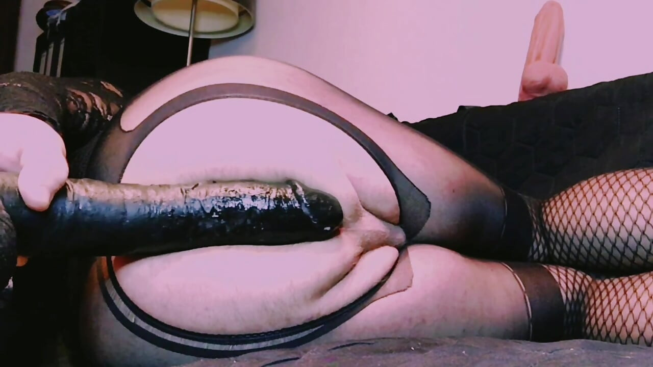 Treniram svoju sissy pičku s BBC dildom