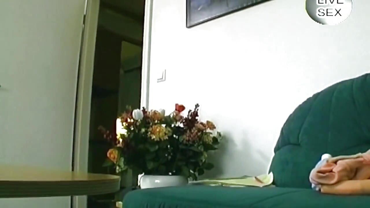 Ξανθιά ερασιτέχνιδα καβαλάει δονητή δυνατά στο ντους