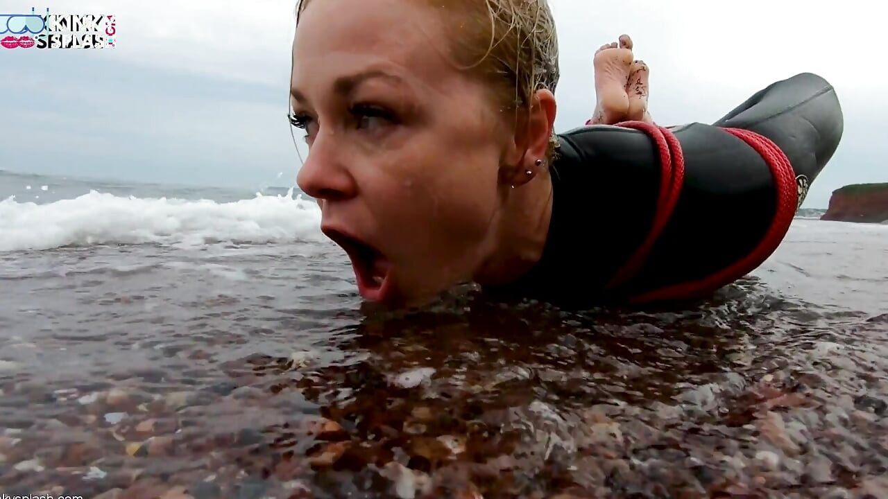 Hogtied trong bộ đồ lặn - Thử thách thoát trói dây trên bãi biển