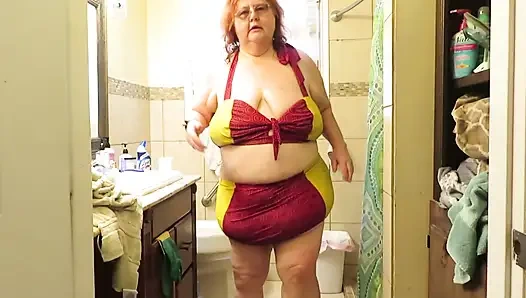 Heiße verschwitzte nasse nasse krankenschwester Vicki zieht sich aus, nachdem sie ihr Auto gewaschen hat!