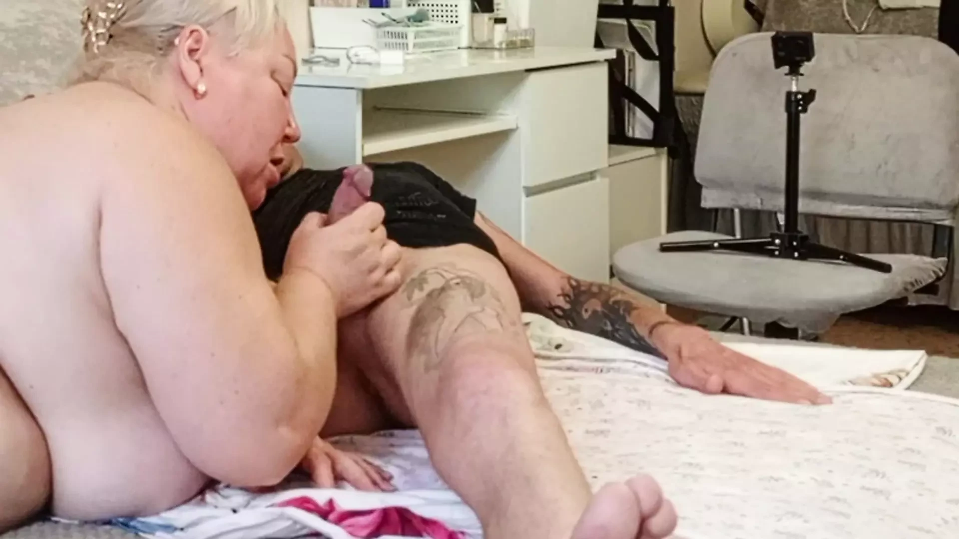 Une gorgée de sperme chaud pour une belle-mère s’est avéré être une surprise