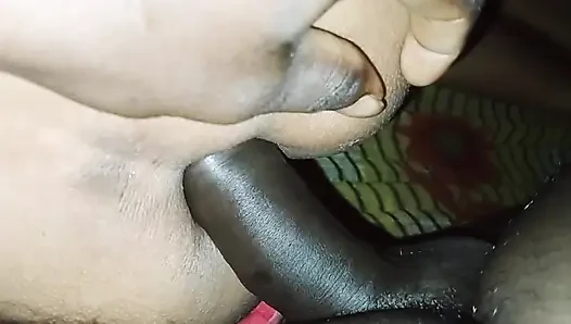 Dari sini, saya mengajari istri saya cara berhubungan seks dengan pantatnya, lalu istri mulai memasukkan penis ke pantatnya sendiri
