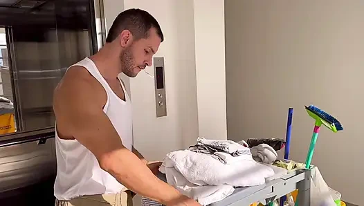 Ich ficke den typen, der alles repariert