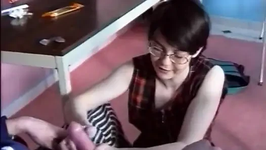 Sexy teen mit haariger fotze wird zu dritt anal gebohrt