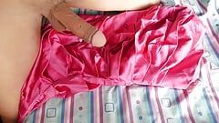 Gorąca różowa satynowa sukienka kutas i sperma