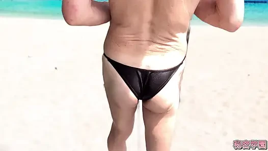 Küçük bir bikiniyle güneşlendim. SecretGakuen