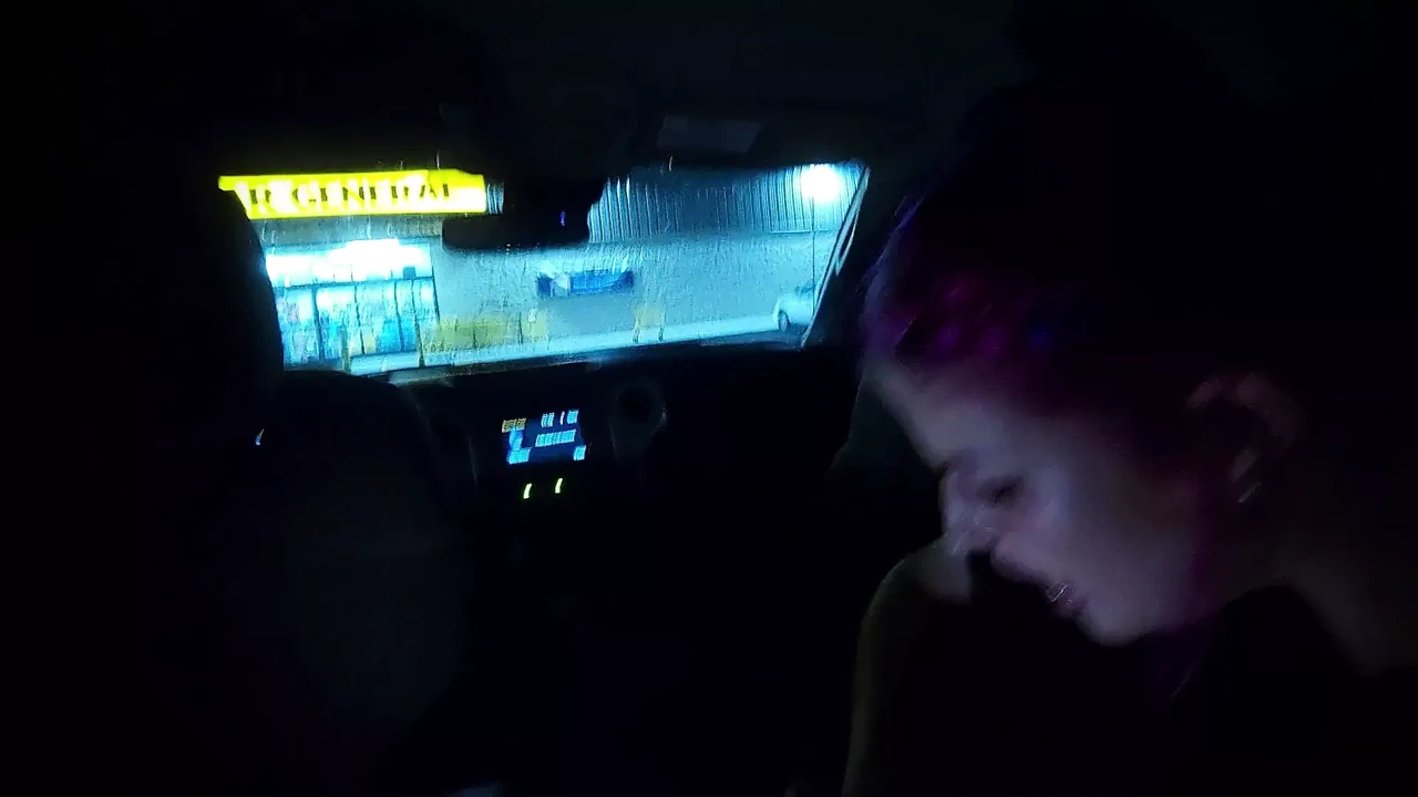 在当地一元店的收银员那里得到口交