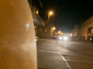 Кроссдрессер развлекается на улице в темноте