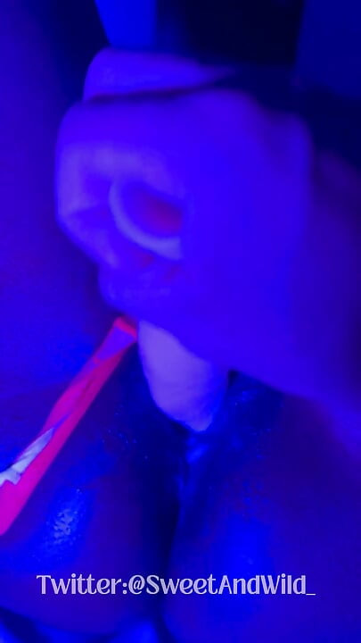 Ebenholzgöttin leckt: Neon-tanga &dildo-squirting