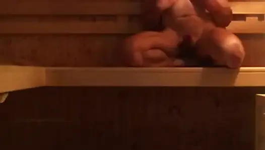 Randy dude halka açık saunada mastürbasyon yaparken yakalandı