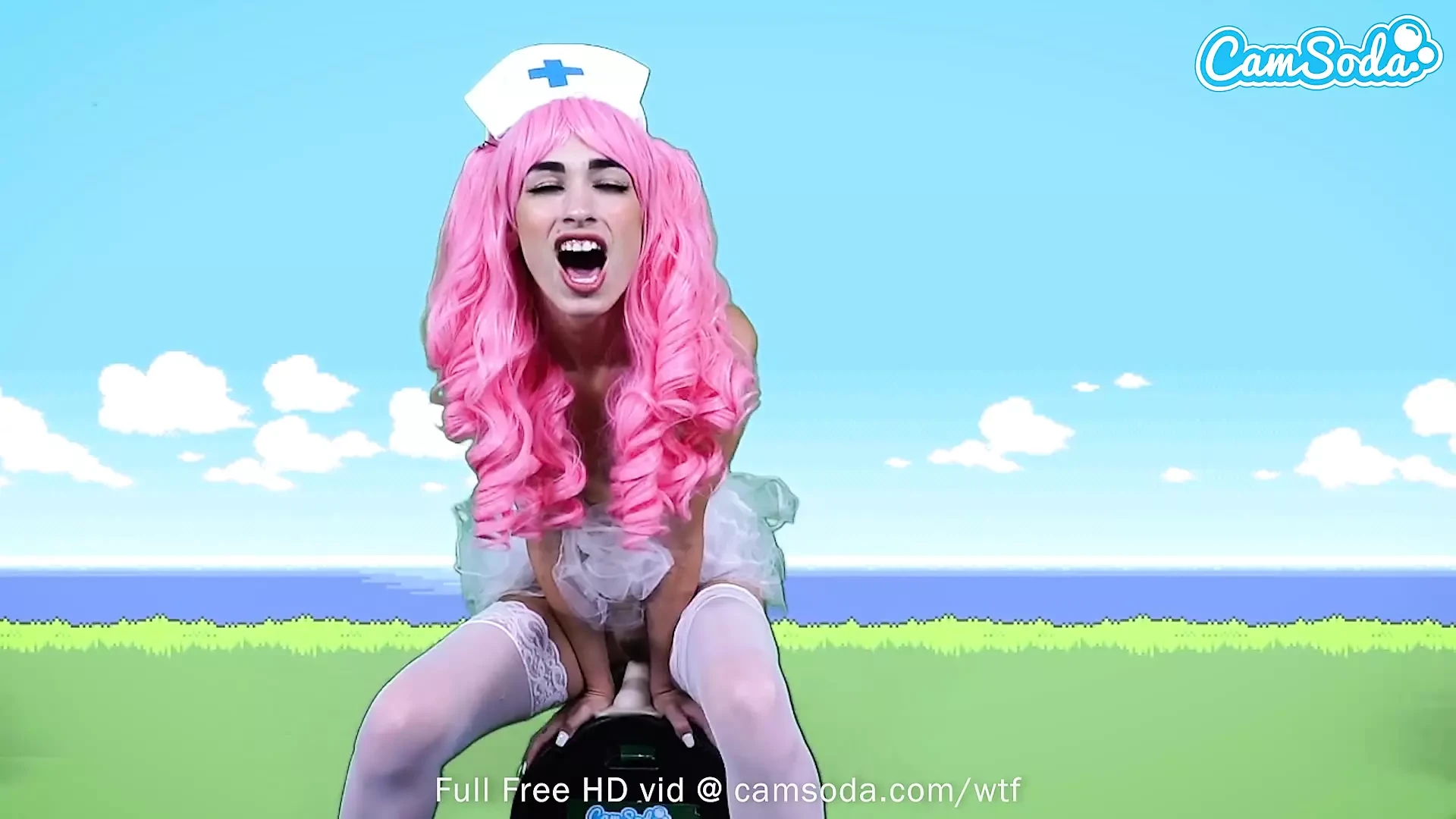 Dalilah Dan kospleja kao medicinska sestra Joy iz Pokemon jaše seks mašinu