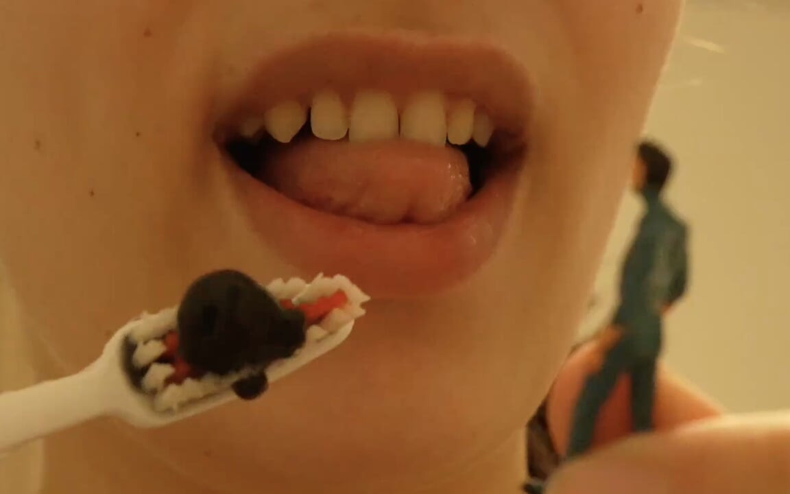 Giganta chica y dientes