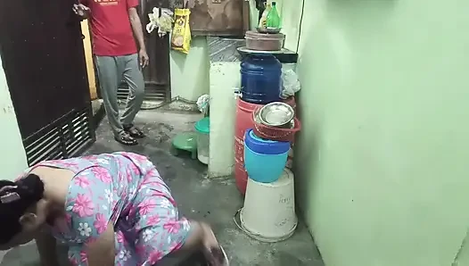 Meri Hot Nokarni Pocha Laga Rahi Thi, Maine Piche Se Pakad Kar Muh Mein Thok Diya