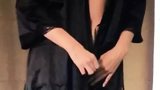 Обнаженный танец в черном халате