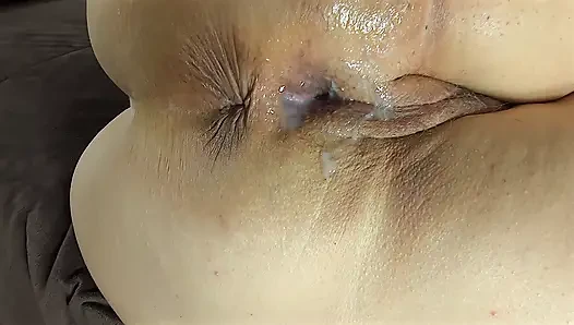 Cewek gemuk ini memeknya dicrot sperma sampai banjir setelah ngentot lebar-lebar sampai lubangnya menganga lebar - close up - jamdown26