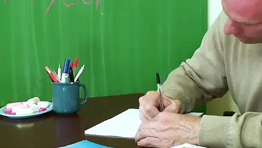 Ateşli yarağa aç sarışın sıkı ıslak amcığıyla ateşli sikişiyor