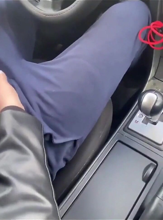Extraño hace una mamada espontánea en el auto
