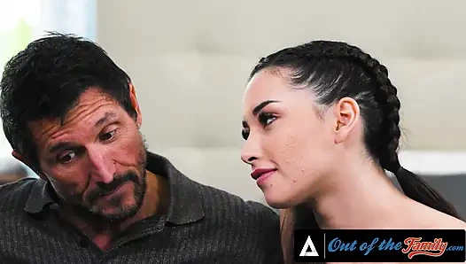 Ailenin dışında - Aria Lee tekrar parmaklarken yakalandı ve üvey babası şaplak atıyor ve onu sert sikiyor