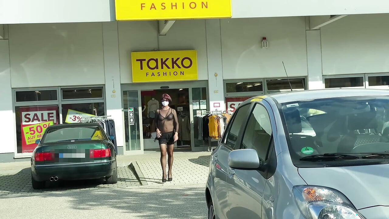 In een super kort minirokje en een doordacht bodysuit tijdens het winkelen