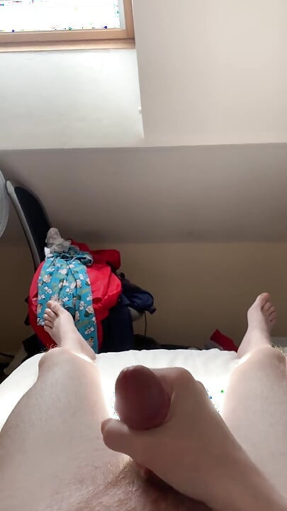 Horny Gay UK Slut Enjoying a Wank