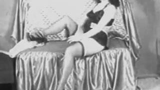 La splendida signora mostra la sua bellezza sexy (vintage anni &#39;50)