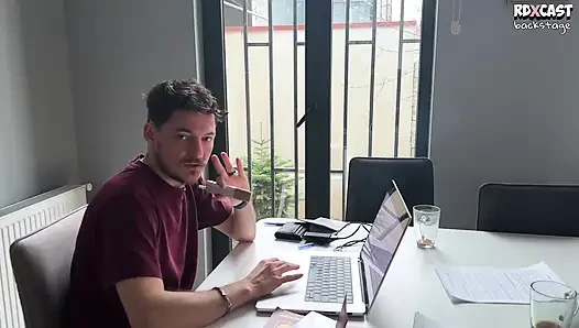 Sahne arkası anal! Üvey kızın götü sette parçalanıyorken üvey anne amını sikiyor!