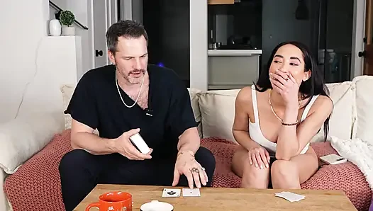 Красивая латинская порнозвезда Chloe Amour тверкает на Tom Games, подкаст