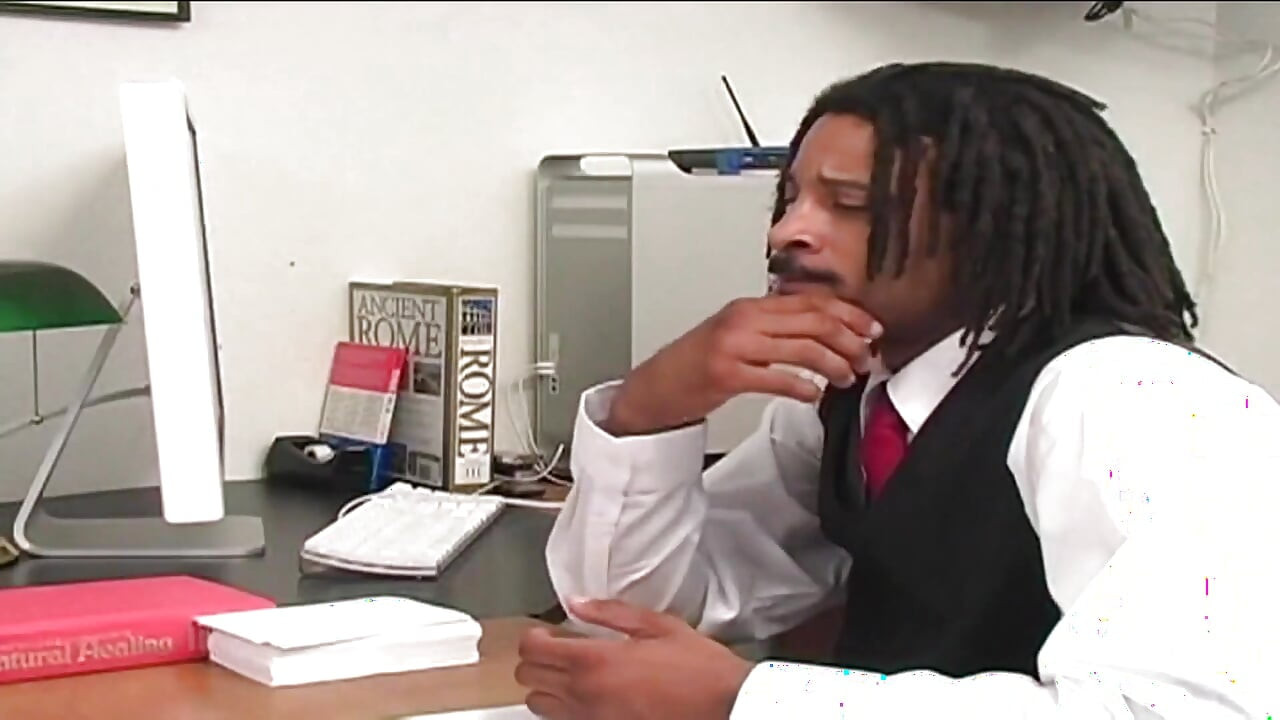 Une grosse bite noire détruit une salope blonde percée