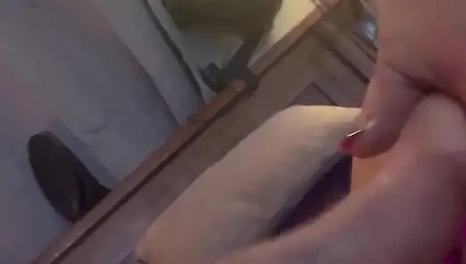 Azgın genç orta yaşlı seksi kadın öğle yemeğinde araba tamircisi tarafından sert sikiliyor