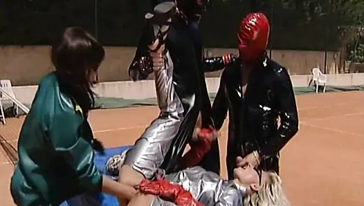 Anales vierer auf dem tennisplatz mit atemberaubenden deutschen puppen gefistet