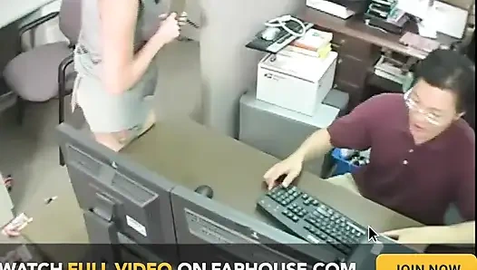 Edepsiz sarışın orta yaşlı seksi kadın için büyük genç bir yarak