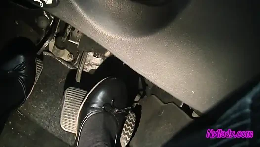 Cewek kenyal ini lagi asik nyllady driving and revving her bravo dengan sepatu boot ketat dan balet flat warna hitam
