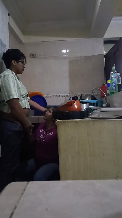 kichan men karmachaari ke saath chudaee aur choosna