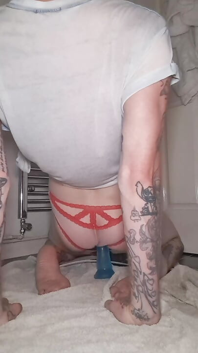Stidljiva sissy zadirkuje i jaše veliki dildo