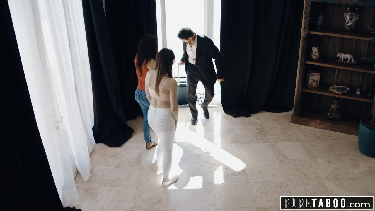 純粋なタブーの継母が継叔父とティーンを捕まえて参加する