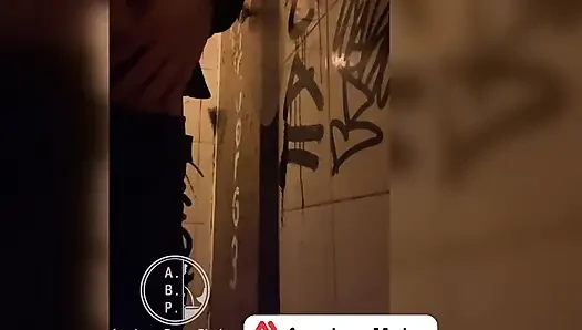 Bir barın tuvaletlerine işerken izleniyor...