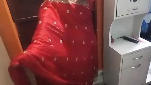 Bhabhi cantik setelah memakai saree yang indah.