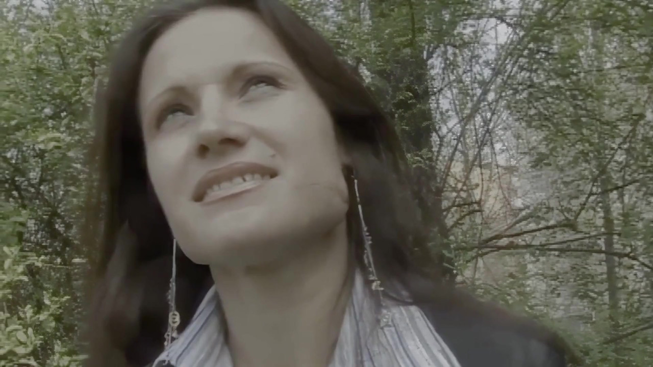 監督は彼女を公園に誘い込み、家に連れて帰ってポルノ映画の撮影をさせます