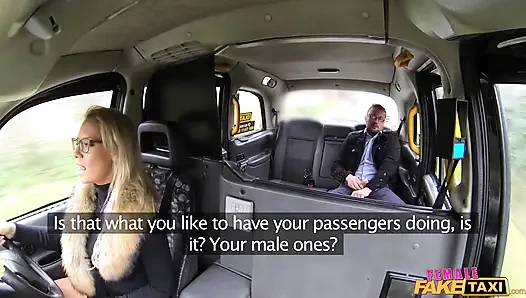 Female Fake Taxi - горячая блондинка сосет и трахается с ее билетом