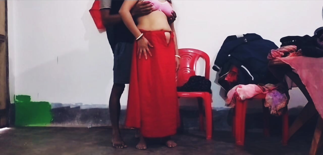 Indiancă Desi Bhabi obraznică cu țâțe mari îl așteaptă pe iubitul devar sexy în camera din afara bucătăriei.