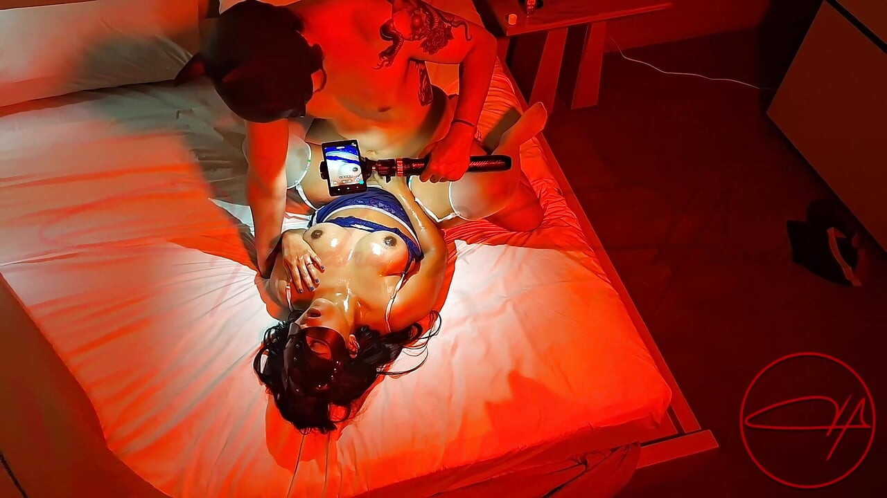 인플루언서는 콘돔없이 잘 부여 된 남자와 데뷔하고 그녀 안에 사정 할 때까지 기름으로 덮여 있습니다.