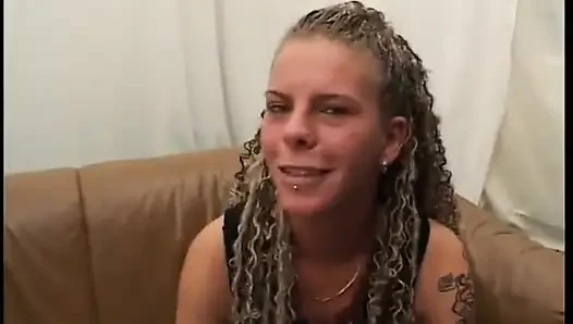Esmer olgun vahşi bir grup seks için arkadaşına katılıyor