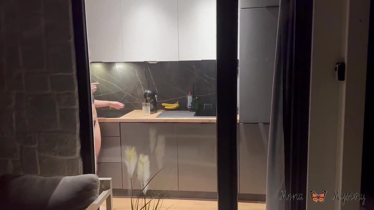 Perverse voyeur neukt tiener in de keuken!