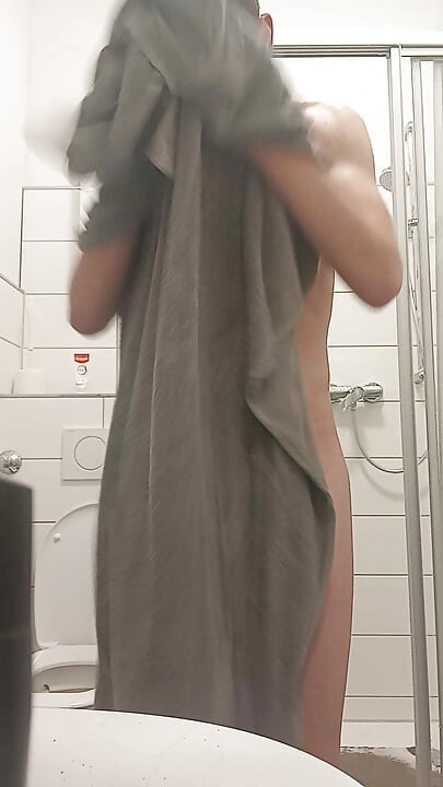 Lelaki muda mandi
