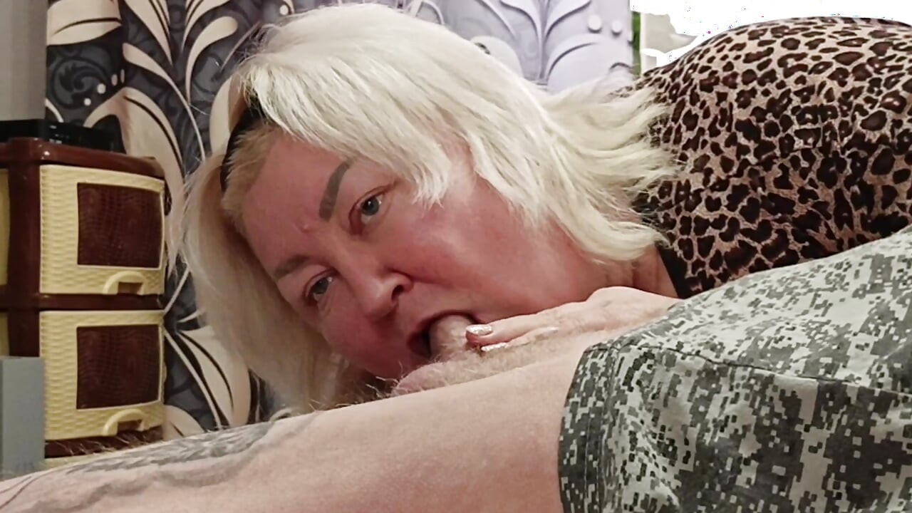 Macocha ssie kutasa, aby uzyskać kęs spermy